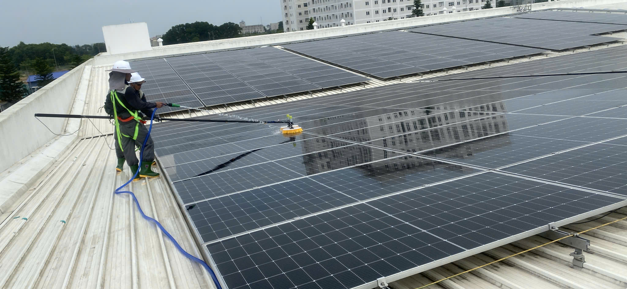Làm sạch bề mặt pin