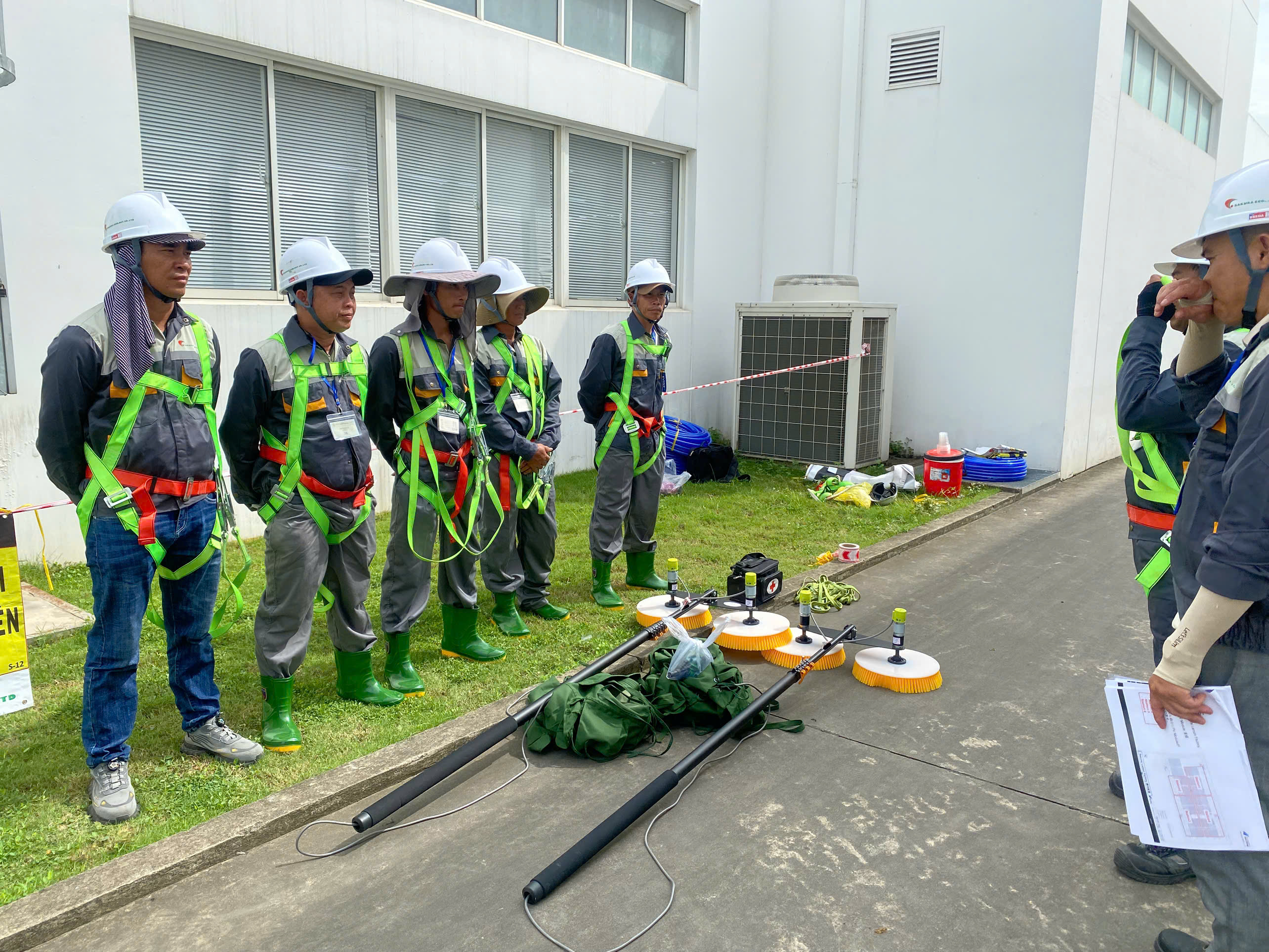 Chuẩn bị thiết bị vệ sinh pin